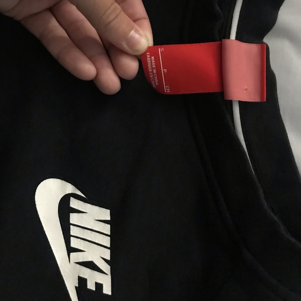 Women Black Nike crewneck. Only worn a few times!!